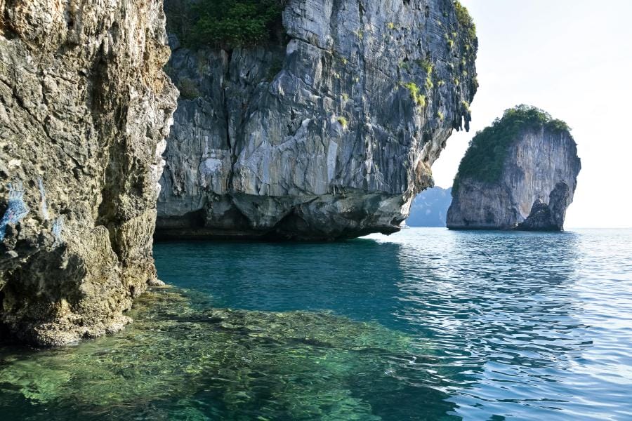 The Koh Phi Phi Escape – White Sand Beaches and Emerald Water in Southern Thailand