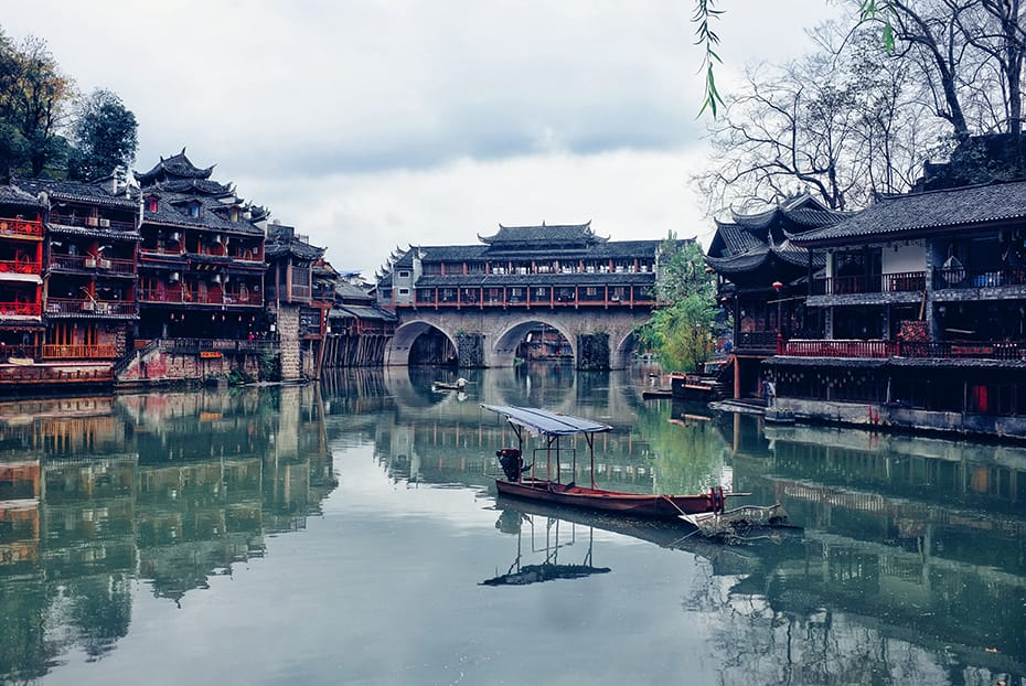 Planning a Trip to Fenghuang Ancient Town – Bridges, Stilt Houses, and the Tuojiang River