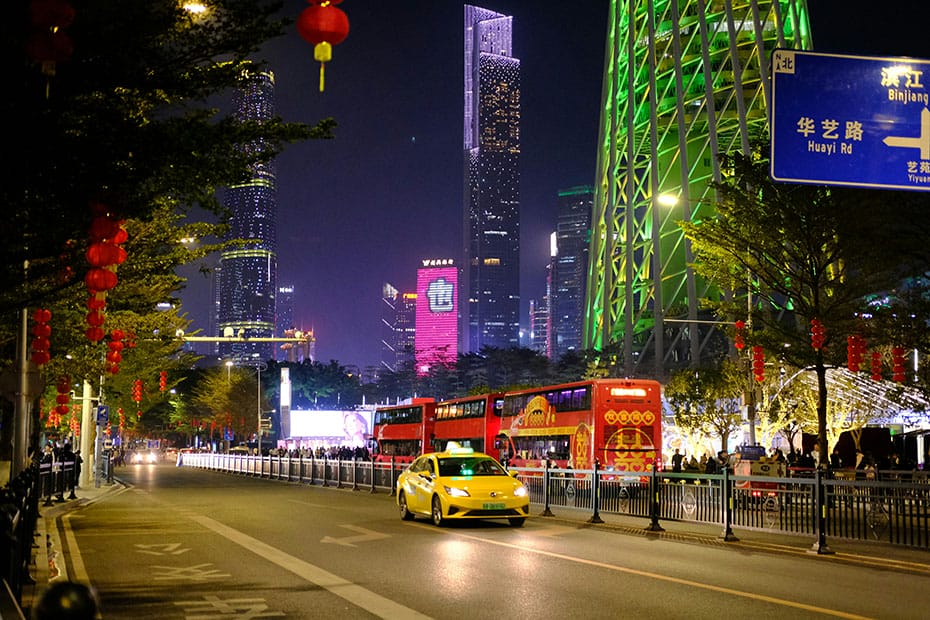 Exploring Guangzhou Markets at Night – Street Food, Bargaining, and Unexpected Encounters