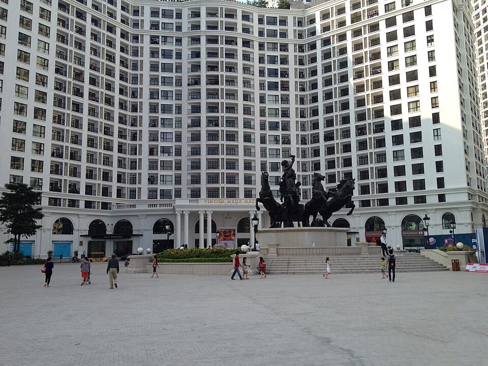 48 Hours in Hanoi – Night Markets Tea Corners and Local Hangouts